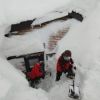 雪に埋まった6合目避難小屋　掘り出す前の状態