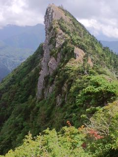 峻険な天狗岳は頂上山荘から15分。 