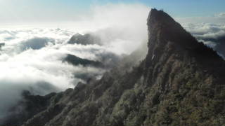 雲間から山頂が覗く、石鎚山の朝 