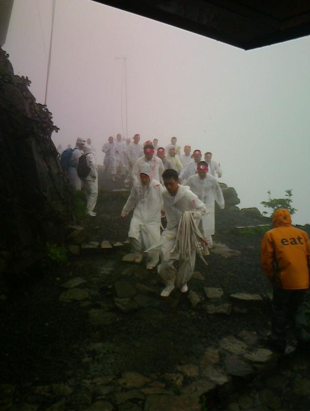 7月10日まで石鎚神社お山開き大祭。大勢の信者さんが登ってきます。