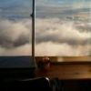 窓の外に一面の雲海が広がる。客室の窓からも同じ光景が見られます 