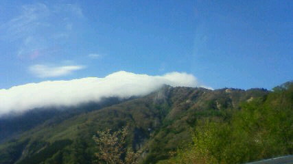 厚い雲が剣山の頂上にかかる 