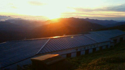 今朝の山頂での日の出 