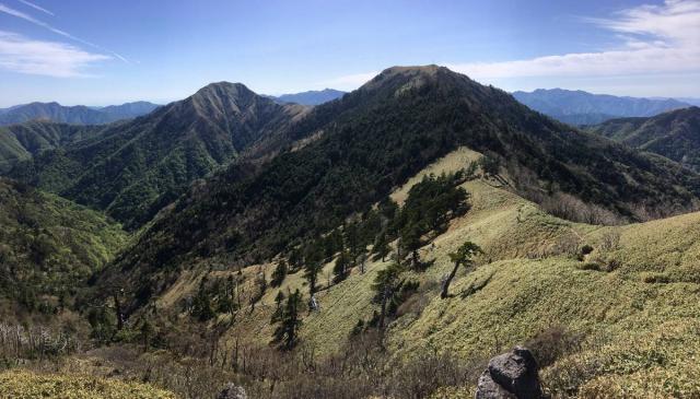一ノ森から見た剣山（右）と次郎笈（左）。深田久弥氏が、「ここから望んだ剣山の姿が最上」と評した眺め。