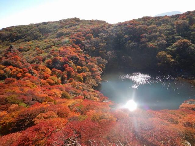 10月13日の大船山の頂上からとその下の御池　今年の紅葉はそれはみごとでした。