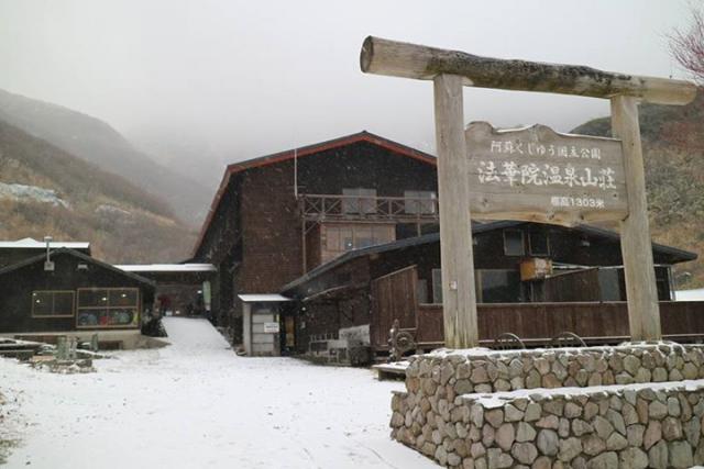 大晦日は雪が降りました。(2015.12.31　法華院温泉山荘 )