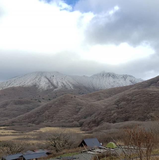 山荘を取り囲む山々も雪化粧