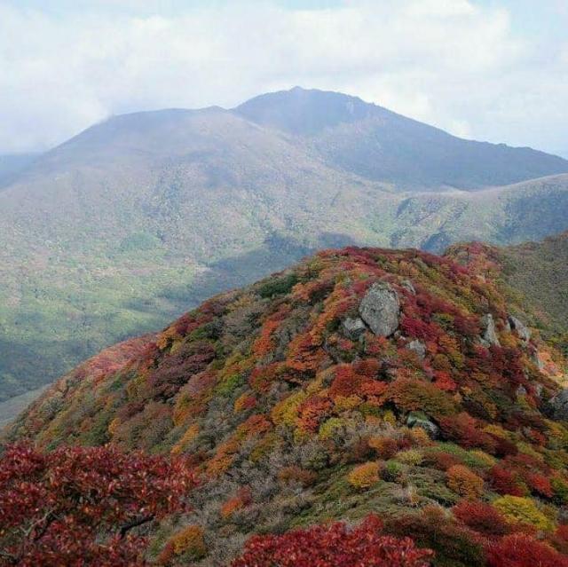 三俣山はパッチワークのようになってます　10月12日撮影