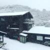 降雪中の山荘