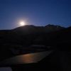 今年一番小さく見える満月(スノームーン)。月の回りにはうっすらと「光の輪」月光環(げっこうかん)も見えました。