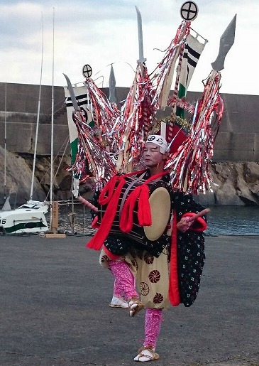 鬼火たき　島内の同じ行事でありながら、祭りの内容や祝い唄の歌詞が集落によって少しずつ異なります。