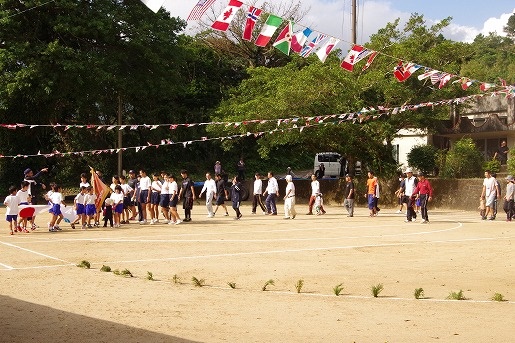 屋久島町船行集落の運動会　このシーズン、島では毎日曜日に大小さまざまな運動会が行われます。島民の大きなたのしみの一つです。
