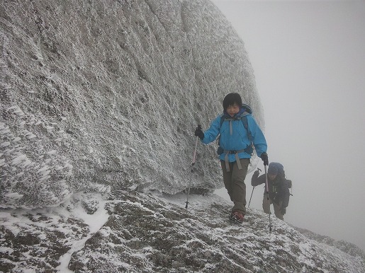 宮之浦岳山頂直下の様子　「エビの尻尾」が発達。まさかの雪に驚きと感動の一日でしたが、装備不足な登山者が多く、凍りついた稜線を不安定に歩いている登山者が目立ちました。