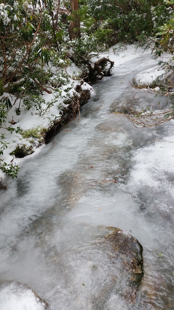 凍りついた宮之浦岳登山道