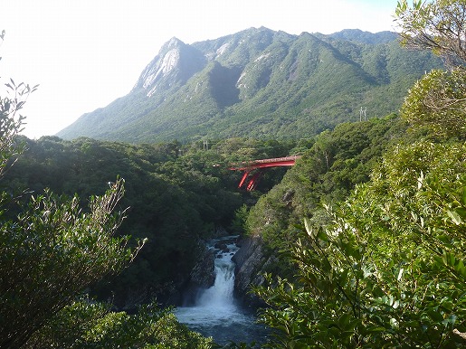 27日の前線通過で水量が増したモッチョム岳とトローキの滝。通過後は気温が23.9℃まで上りました。