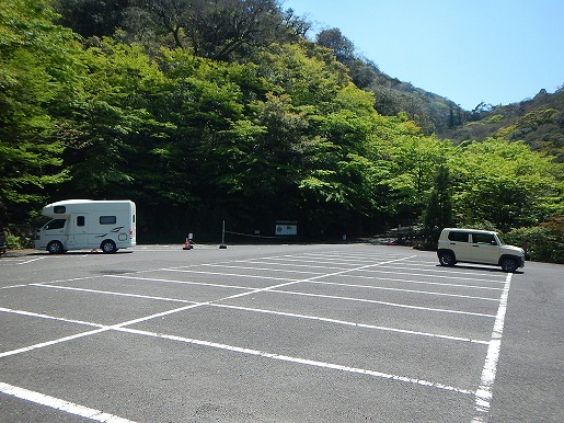 白谷雲水峡駐車場　例年であればGWの旅行者で賑わっている、白谷雲水峡の駐車場も閑散
