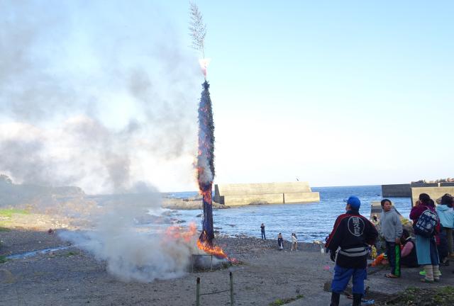 屋久島の多くの集落では7日に「鬼火焚き」と呼ばれる行事が行われました。
