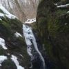 ロックガーデン綾広の滝の様子。周りに氷ができている 
