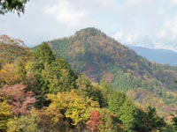 奥の院。高岩山から、周辺の山々の色づいた景色が楽しめます。 