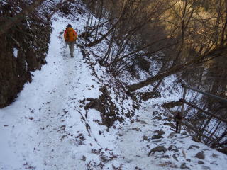 アクバ峠（凍結のため登山道はツルツルです）