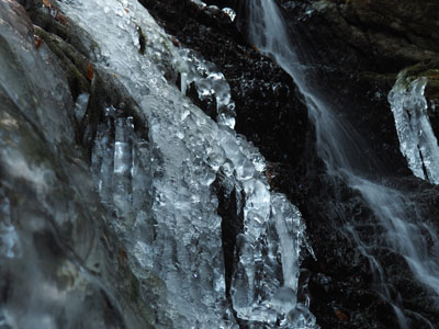 綾広の滝　滝の周りが凍って、幻想的な雰囲気に…