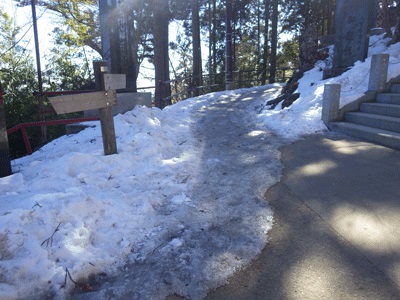 カチカチに凍結した神社から長尾平方面への登山道