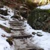 ロックガーデンの様子　綾広の滝の下流沿いの道は凍結しており、滑りやすい状況です。行かれる方はアイゼン等お持ちください。
