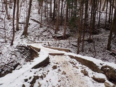 綾広の滝の上から大岳山へ向かう登山道　あくば峠手前から雪が濃く残っています。 軽アイゼンが必要です。