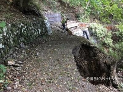 綾広の滝～天狗の腰掛杉間　台風19号の影響で登山道がえぐれています。その先は少し土砂崩れもあります。通行注意です。