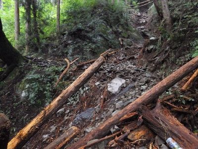 荒れた七代の滝への登山道　台風19号の影響です。七代の滝への登山道は現在通行止めです。