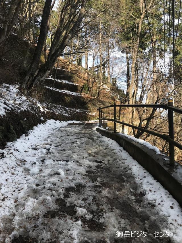 武蔵御嶽神社下から長尾平への道。日陰まだ残る雪。軽アイゼンの用意を。