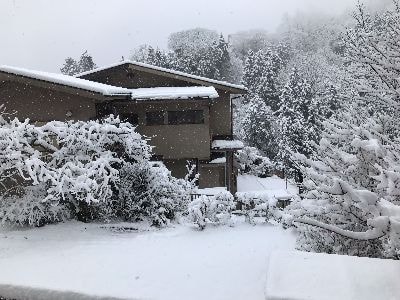 御岳山積雪10㎝　朝9時から雨が雪に変わり、3月14日16時現在
約10cmの積雪。