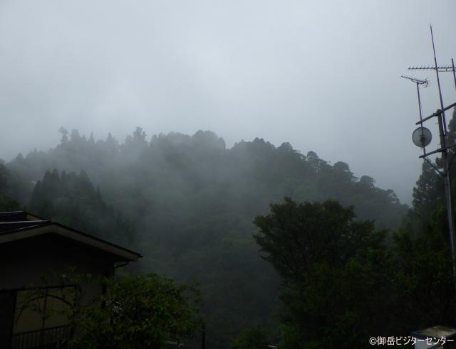 濃霧に包まれている御岳山