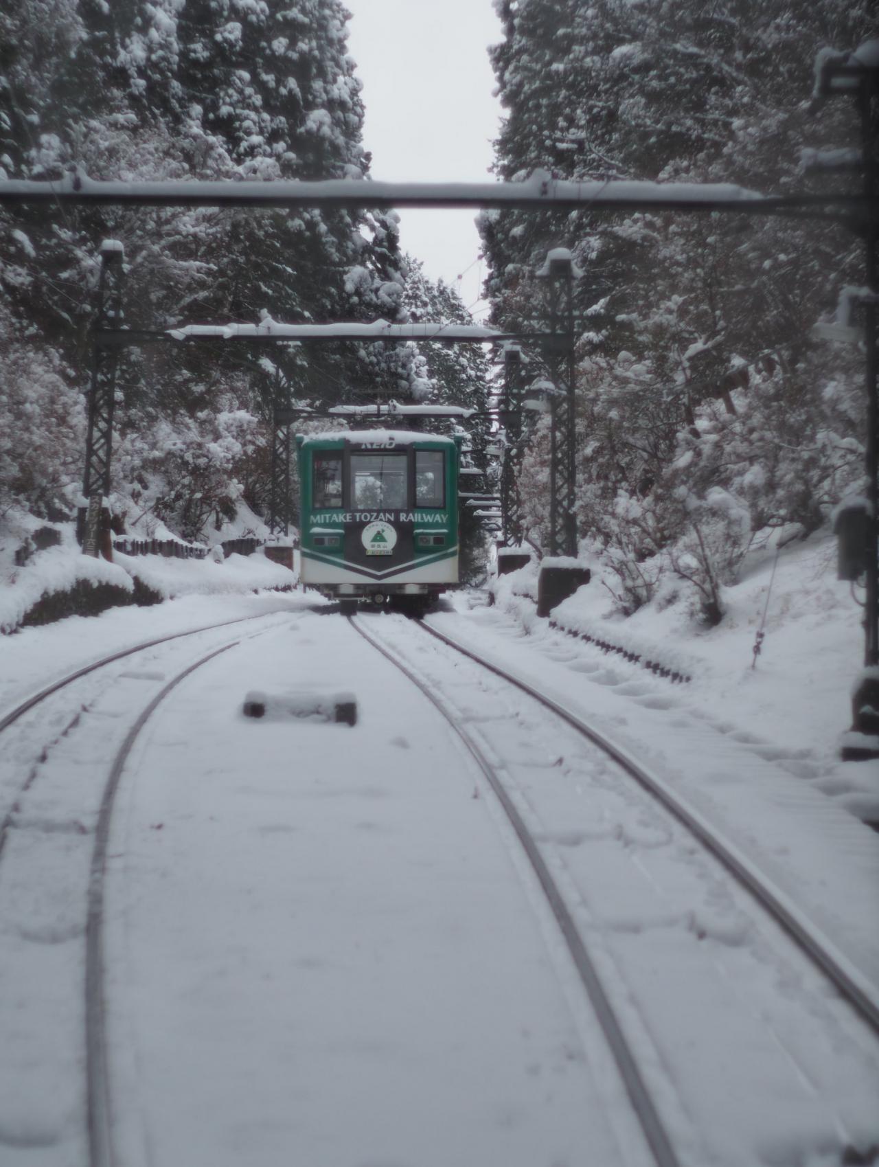 朝は雪のた運休していましたが、運行再開したケーブルカー