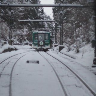 朝は雪のた運休していましたが、運行再開したケーブルカー