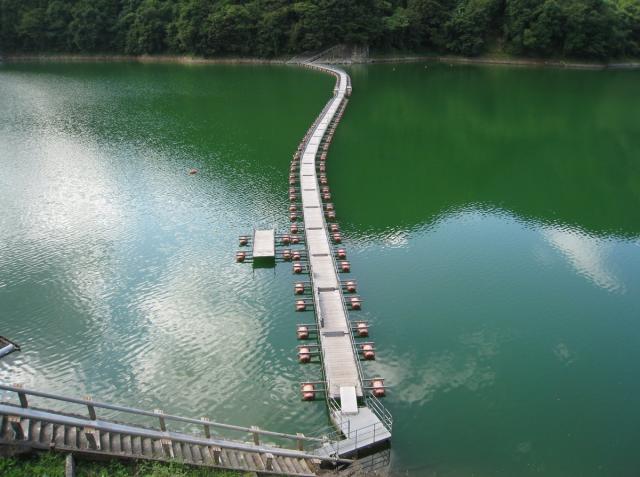 奥多摩湖の麦山の浮橋の整備が終了し、令和元年8月22日（木）に通行可能となりました。また、湖南岸のいこいの路も通行可能です。ぜひお越しください！