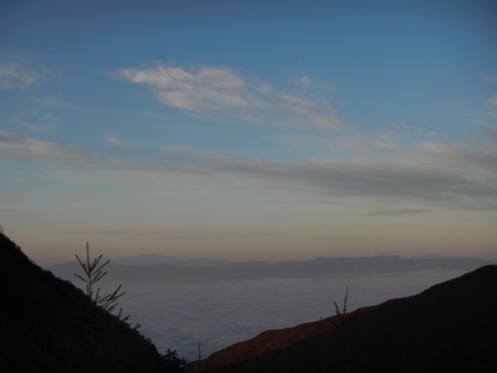 朝日が雲海を照らし始め気持のよい朝の始まりです。 