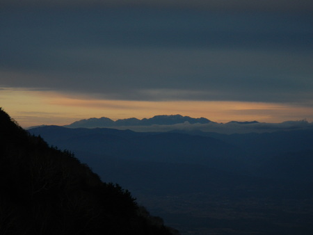 中央アルプスの山々を朝焼けの雲の間から遠望 