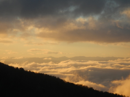 今朝早朝は綺麗な朝日が雲海の雲を照らし出していました。 
