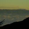 噴煙上がる御嶽山。手前雲海の彼方に美ヶ原の電波塔が見られます。