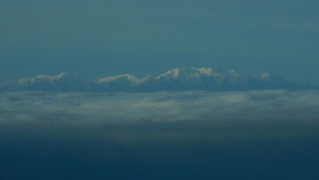朝は雲海が広がりました。雲の海の彼方に中央アルプス、御嶽山、乗鞍岳が。また、高峯渓谷の中に雲海の霧が入り、海の入り江の様でした