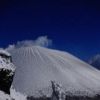 抜けるような青空と樹氷のようになった木々が美しい黒斑山にテープ付けを行いにいった時、雪のかぶった浅間山は白一色。活火山らしく煙が上がる1日でした。
