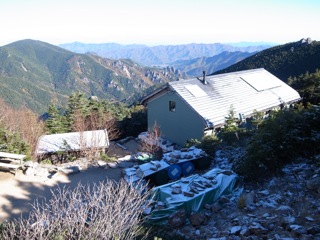 初冠雪の日　小屋の屋根にも、うっすらと積もりました。 