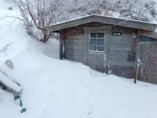 雪に埋もれる小屋 