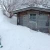 雪に埋もれる小屋 