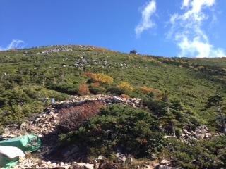 山頂の五丈岩　紅葉が始まっています。