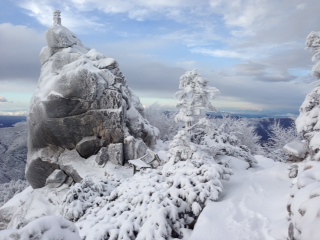 凍てつく五丈岩　山頂は冬山の様相となりました。