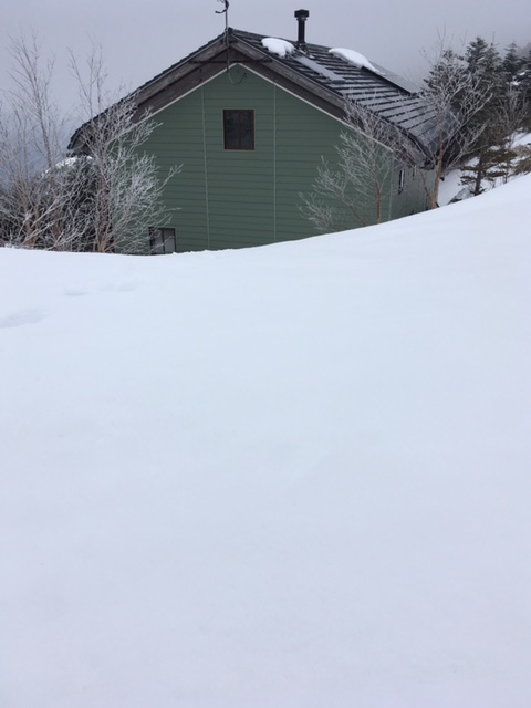小屋周辺にはまだたっぷり雪があります。