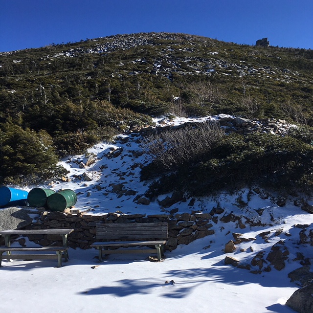 金峰山小屋周辺では積雪3cm程度です。