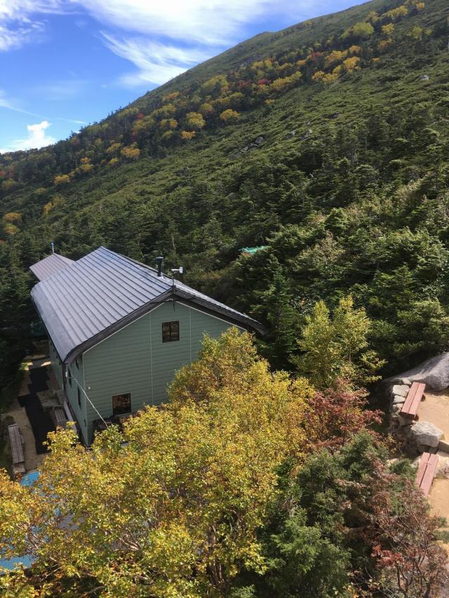 山頂から小屋付近の色が変わっていました